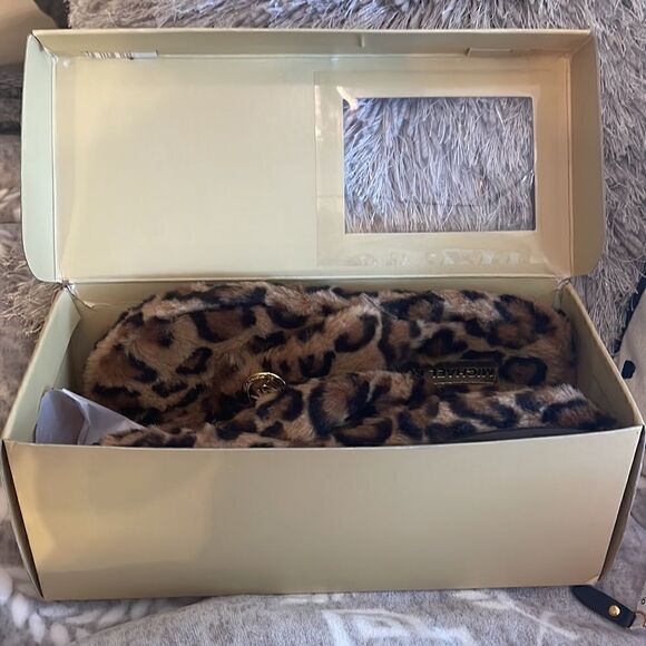 Michael Kors/mK jetset jet set thong sandals/slippers
Faux fur- animal /leopard/ - Picture 6 of 8